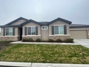 Building Photo - Newer home in gated community in Visalia