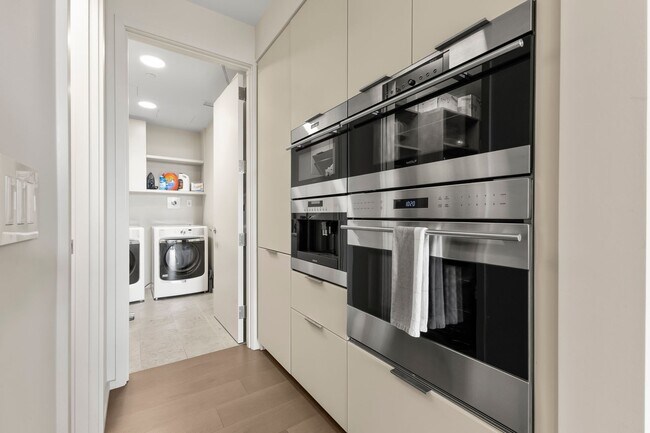 Building Photo - Park Lane 5305 - 3BR w/Swimming Pool and Yard!