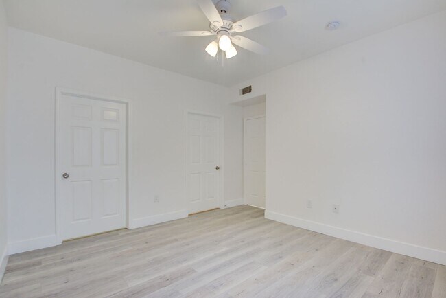 Building Photo - UPGRADED 2 BEDROOM CONDO!