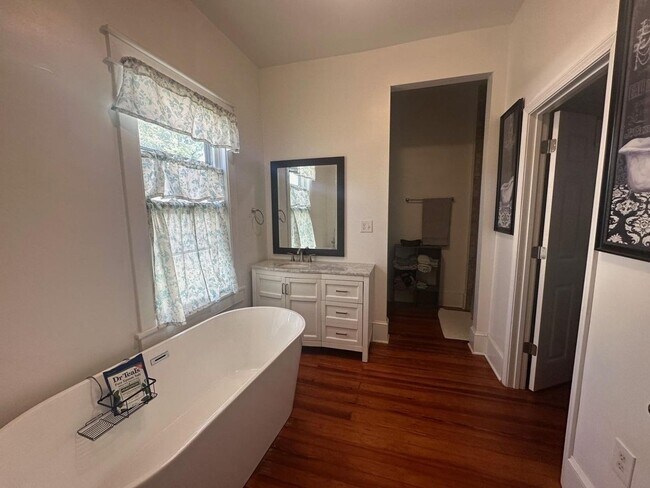 Building Photo - Salem Charm!