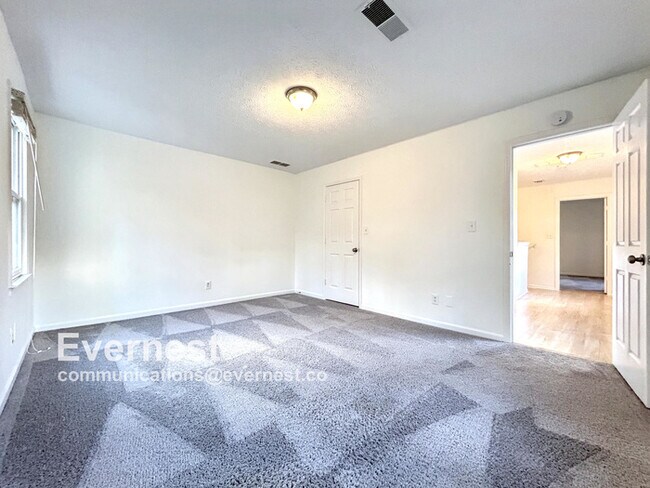 Building Photo - Beautiful 4-Bedroom Home with Modern Comforts / Pet-Friendly / Vouchers Accepted / Available Now!