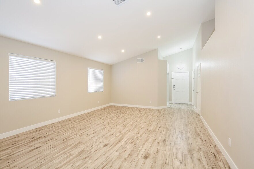 Building Photo - 4445 Cielo Ln