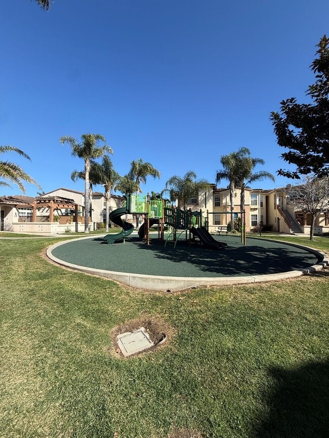 Building Photo - Centrally Located Downstairs Condo in the Oak Creek Villas