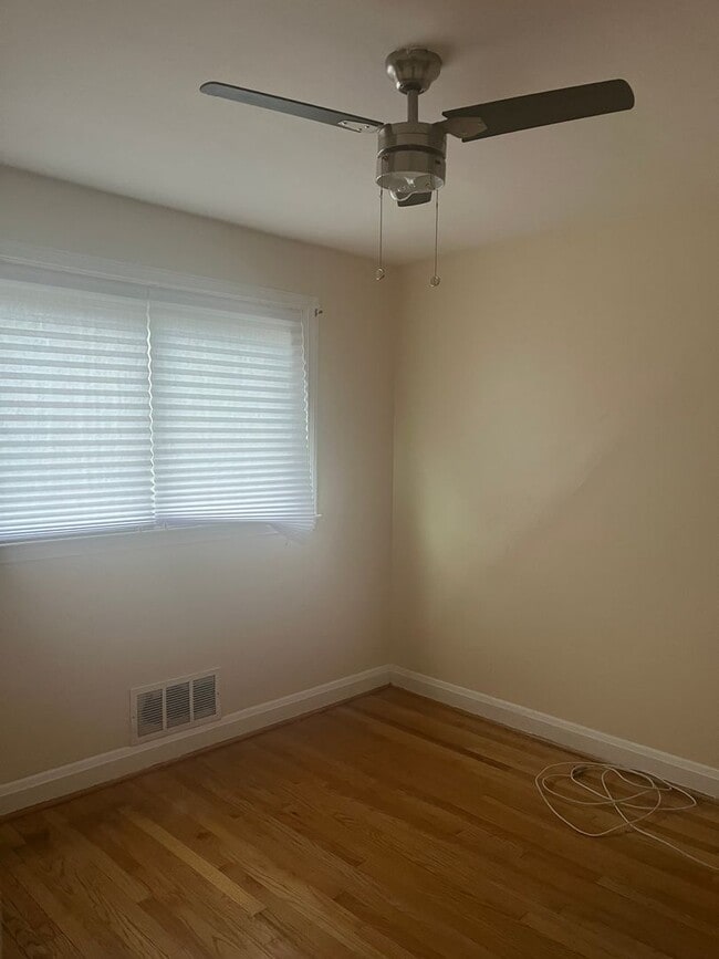 Building Photo - 3bed 1.5 Bathroom Townhome located 4353 Ro...