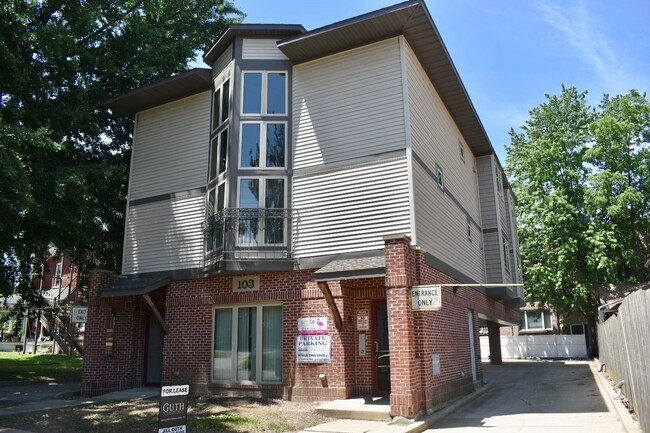 Building Photo - 103 S McCullough St
