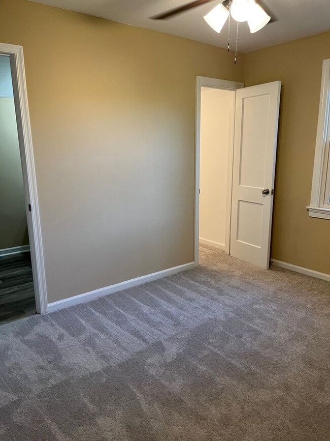 Building Photo - 3 Bedroom | 2 Bath | 1,098 Sq Ft | Updated Interior