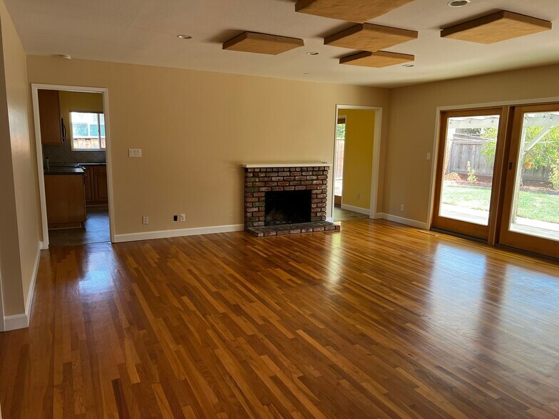 Building Photo - 1650 Glenroy Dr