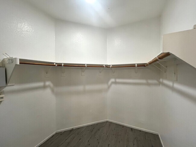 Building Photo - Beautiful Summerlin townhome, 3 bed, 2.5 bath, on 1st floor.