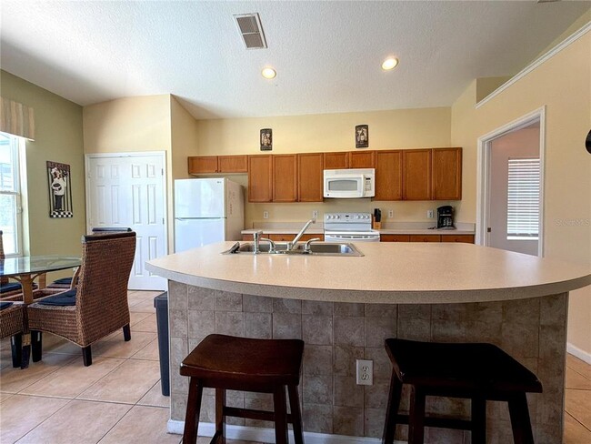 Building Photo - 8127 Fan Palm Way