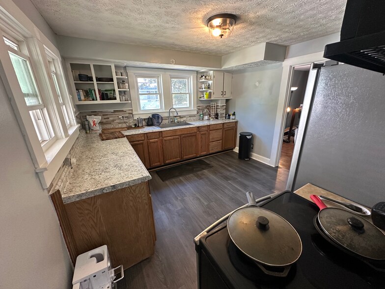 Building Photo - 200 Lylburn Rd