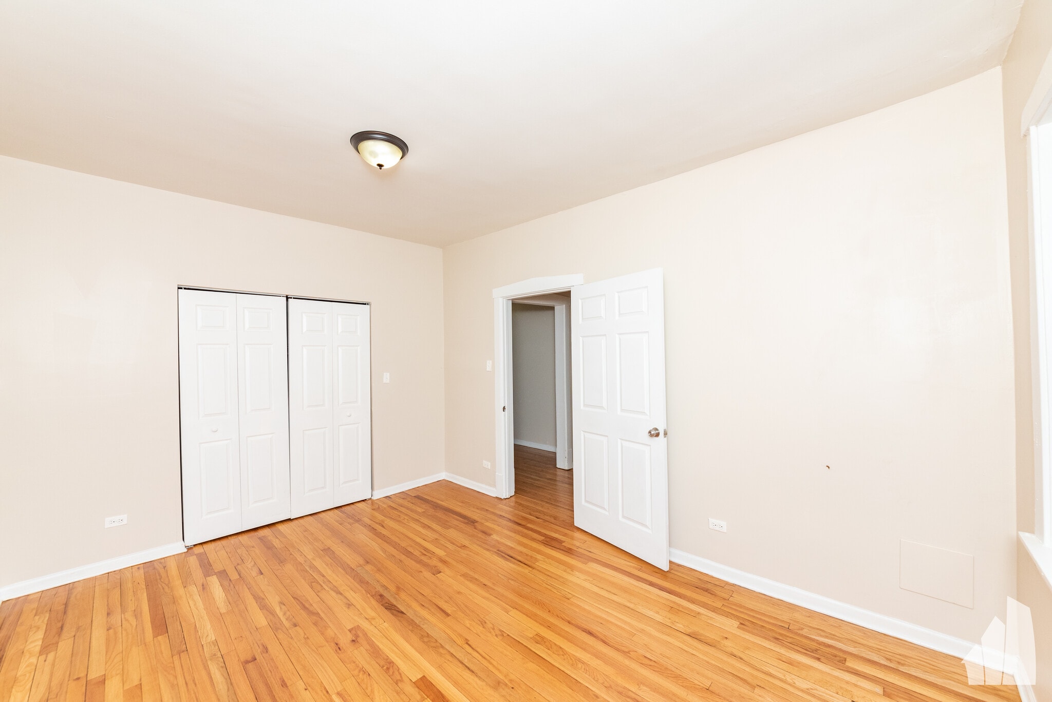 Building Photo - 3749 W Sunnyside Ave