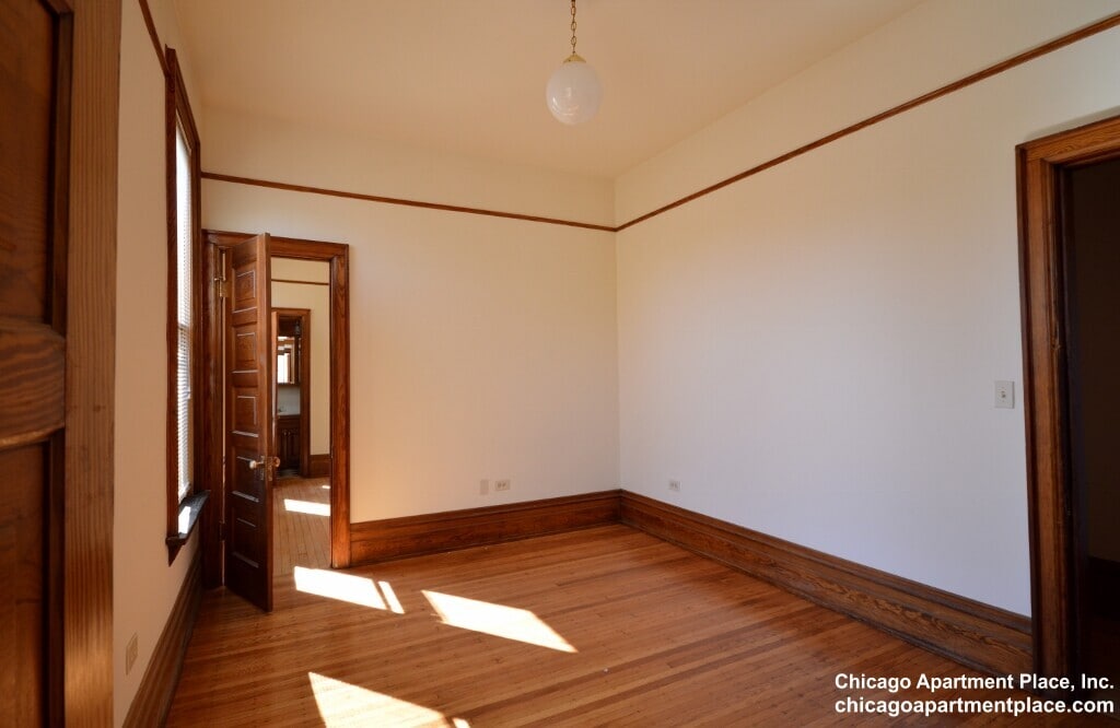 Building Photo - 2214 N Kenmore Ave