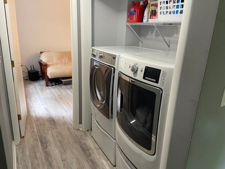 Building Photo - 1286 Clifden Grn