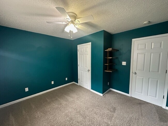 Building Photo - Stunning 3 Bed 2.5 Bath Home with Large Bo...