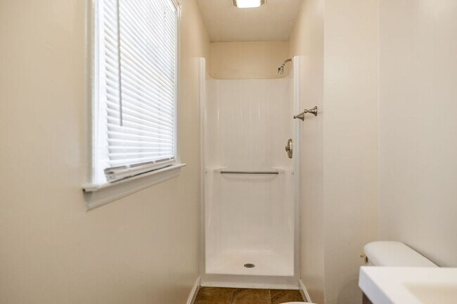 Building Photo - 170 Garnett Ridge Dr