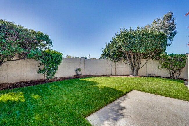 Building Photo - Newly Remodeled 3BR, 2BA, 1,117sf Duplex w...