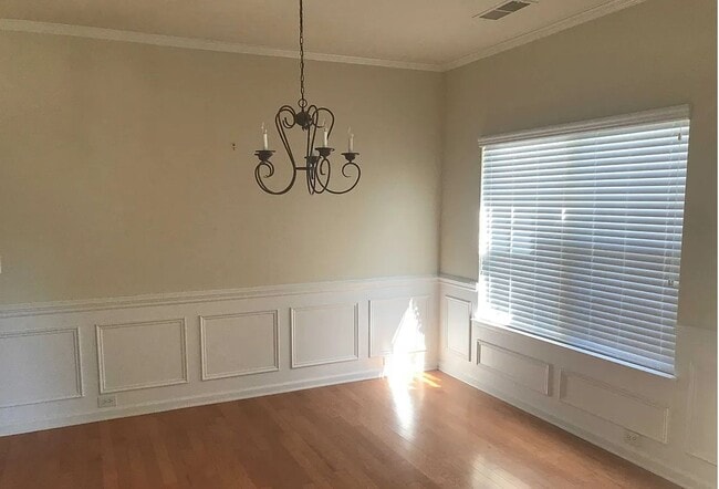 Building Photo - Stunning 5-bedroom, 2.5-bathroom home | Lo...
