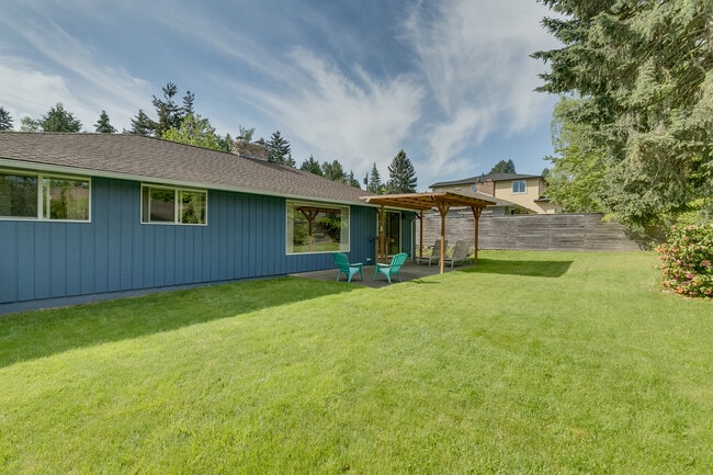 Building Photo - Mercer Island Rambler Available 2/1!