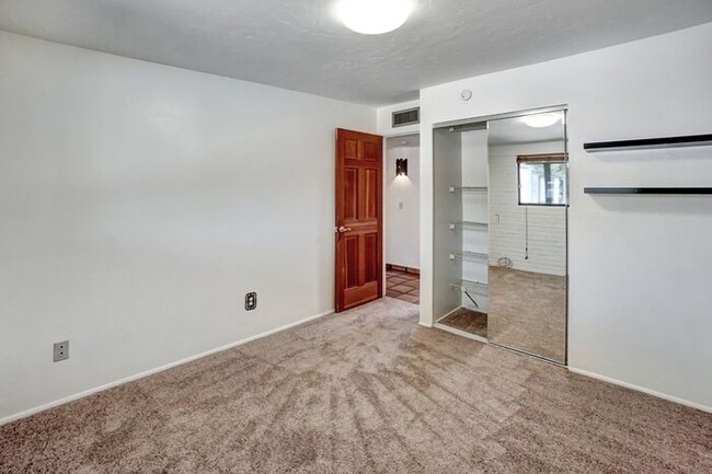 Building Photo - EASTSIDE-3 bedroom, 2 bath home