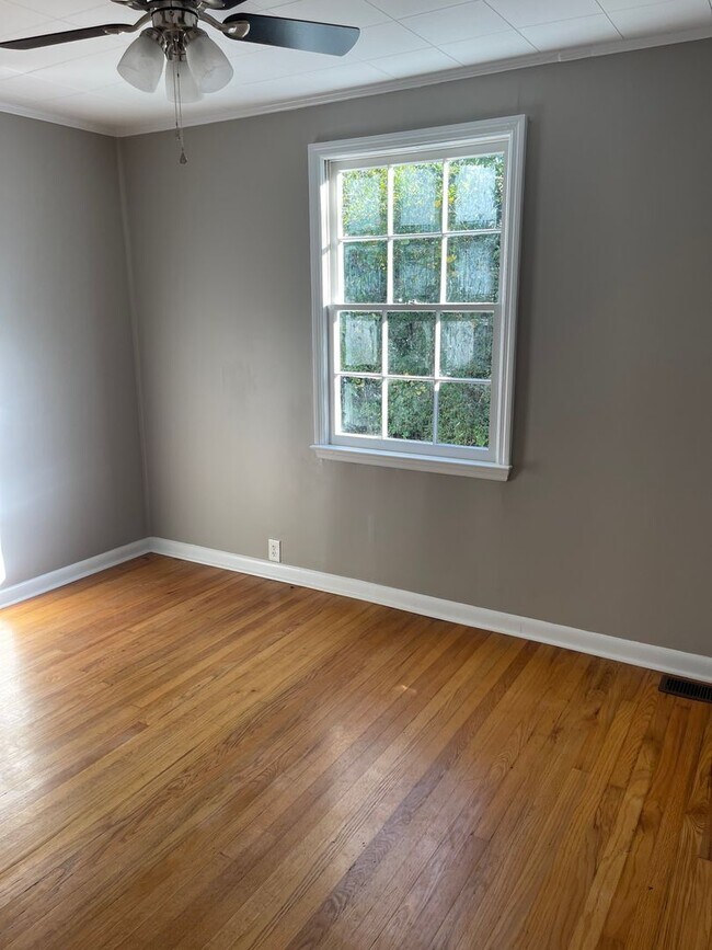 Building Photo - Beautifully renovated Normaltown 3/2 Home with fenced in front yard! Water, trash, and lawncare i...