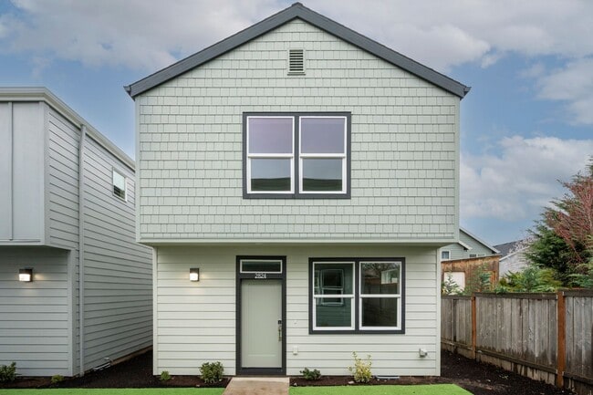 Building Photo - Move In Special Up to 3 Month's Free !! Ne...