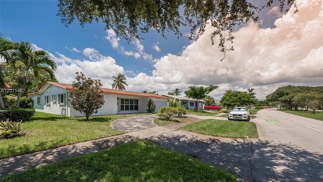Building Photo - 810 S Rainbow Dr