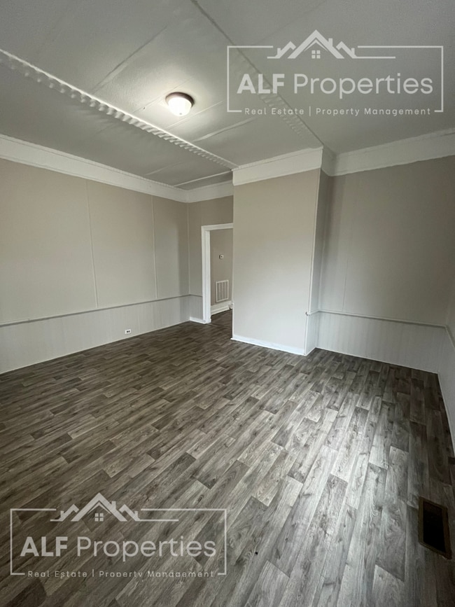 Building Photo - Charming 2-bedroom, 1-bath home in the Heart of Downtown