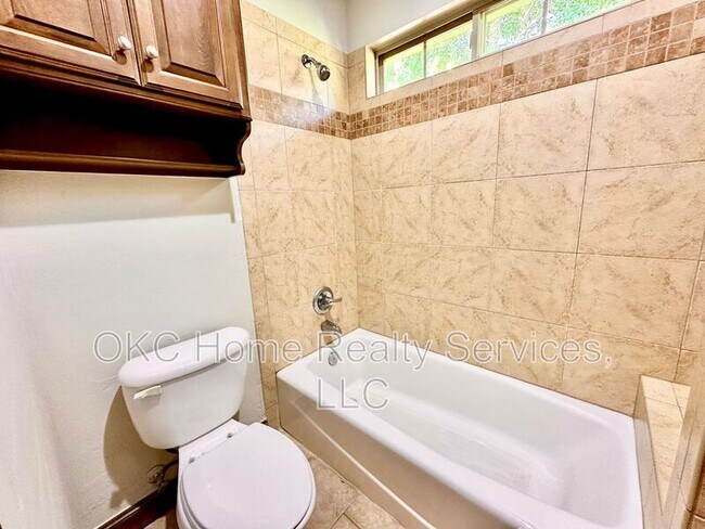 Building Photo - 1216 NW 190th Pl