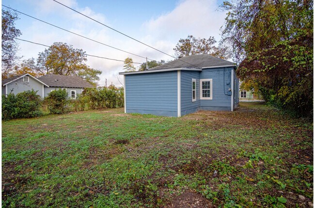 Building Photo - Convenient Home near Downtown's Heart