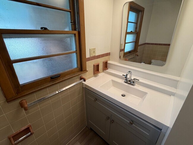 Building Photo - 1322 Alms Dr