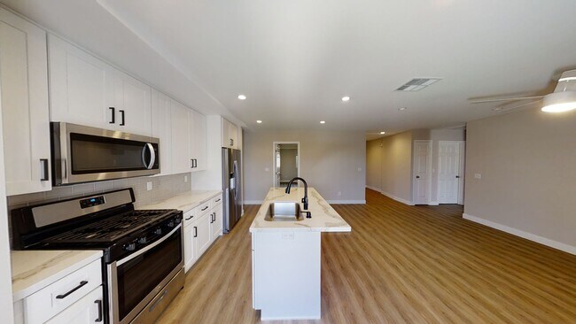 Building Photo - Newly Renovated, 7 BD 4 BR, Close to Campus!