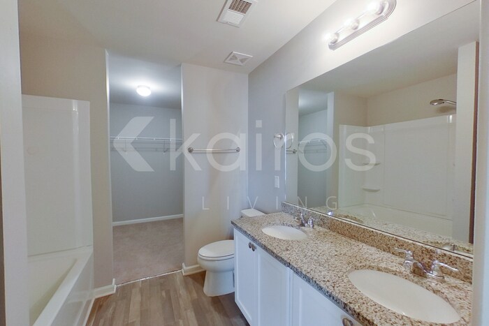 Building Photo - 10 Plymouth Ct