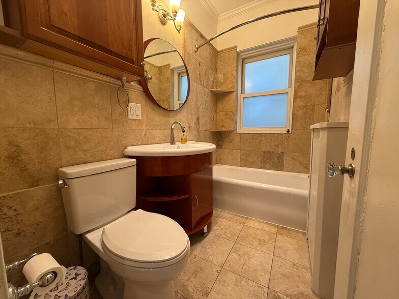 Building Photo - 534 W Brompton Ave