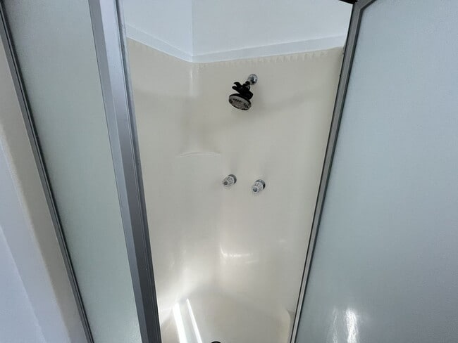 Building Photo - Recently renovated 2 bed 2 bath in Sacramento!