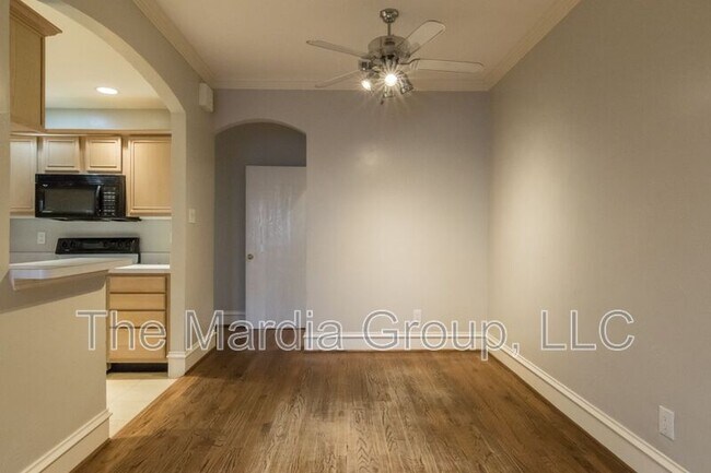 Building Photo - 3904 Brandon Park Dr