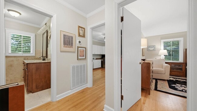 Building Photo - Charming Signal Mountain Home