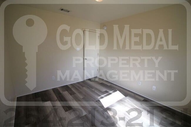 Building Photo - 2802 Alma Dr