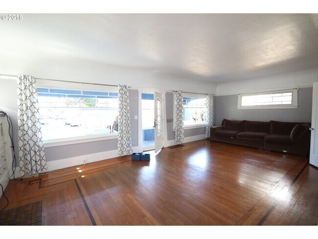 Building Photo - 3312 SE 23rd Ave