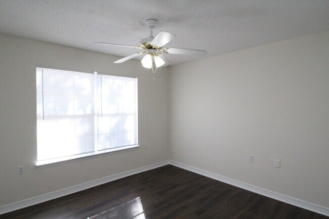 Building Photo - Northeast Pensacola 2BR, 2BA End-Unit Townhome Near Davis Hwy & UWF with Stainless Appliances, Fe...