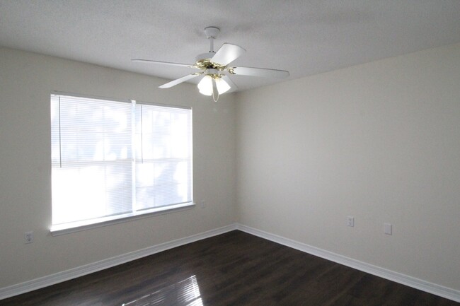 Building Photo - Updated 2-Bedroom, 2-Bath Townhome with Pr...