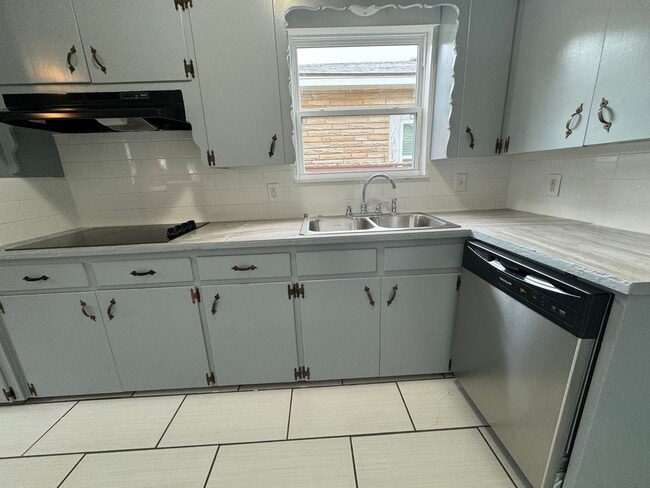 Building Photo - Cute 2 bedroom 2 bathroom home!