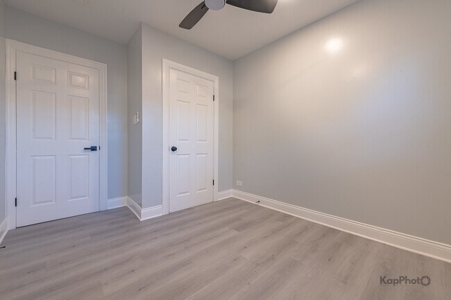 Building Photo - 6259 W Peterson Ave