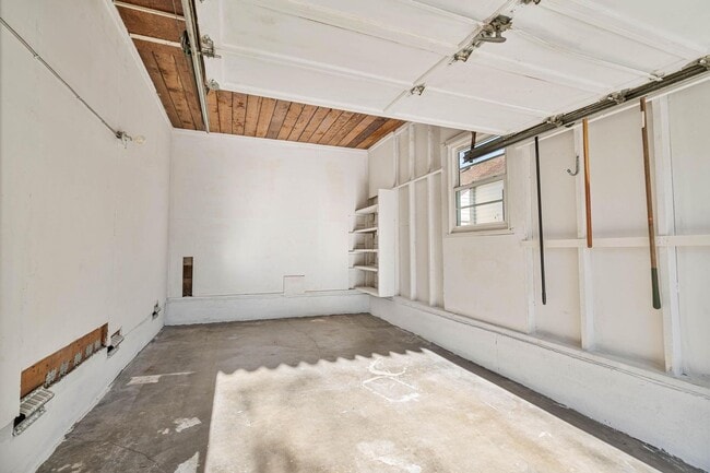 Building Photo - Adorable 2-bdrm/1-bath mid-century modern. Private backyard, sauna, washer/dryer, & more!