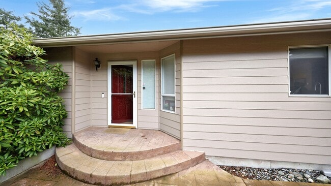 Building Photo - 3 Bed 2.5 Bath - View Home - Private Large Lot - Pet Friendly - NAS Whidbey