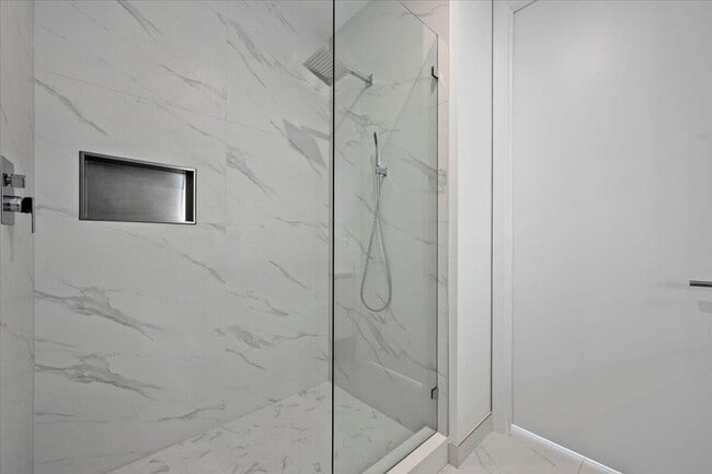 Building Photo - 220 Lake Shore Dr