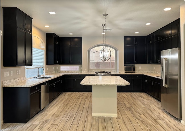 Building Photo - Large Stunning 5 Bedroom Home in the South...