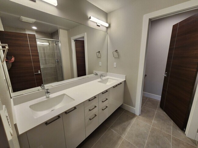 Building Photo - 3 bedroom Townhouse with Pool Access and E...