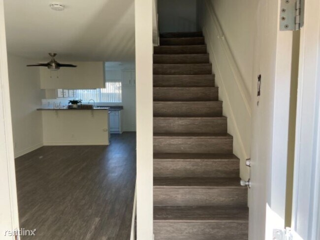 Building Photo - 420 N Loara St