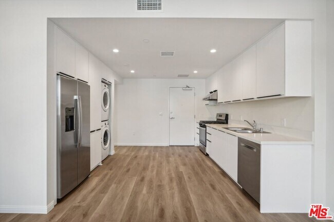 Building Photo - 951 S Wilton Pl