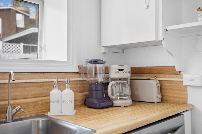 Building Photo - 344 Bonair St